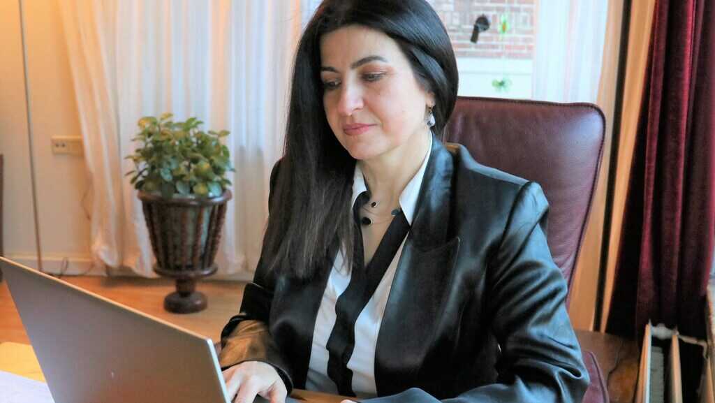 الدكتورة نور سعدي تقوم بتثقيف النساء العربيات حول العالم حول الإجهاض الدوائي الآمن